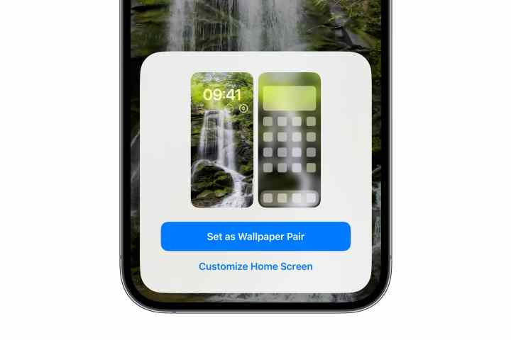 iPhone показывает возможность настройки домашнего экрана при установке пары обоев с экрана блокировки.