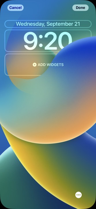 Aggiunta di widget a una schermata di blocco di iOS 16 su un iPhone.