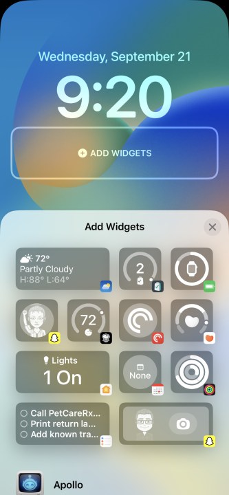 Aggiunta di widget a una schermata di blocco di iOS 16 su un iPhone.