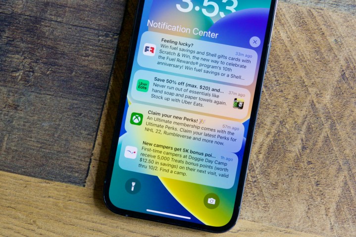 Notificações em um iPhone com iOS 16.