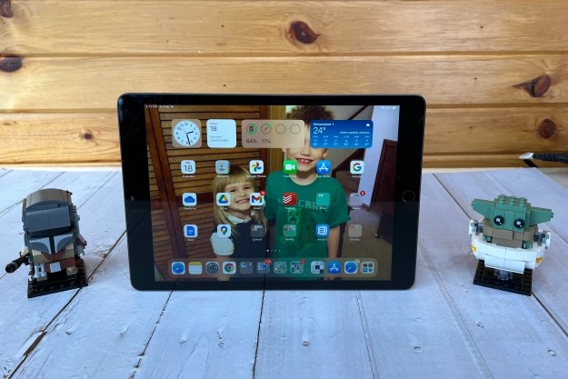 Apple iPad 9-го поколения 2021 года на крыльце с игрушками.