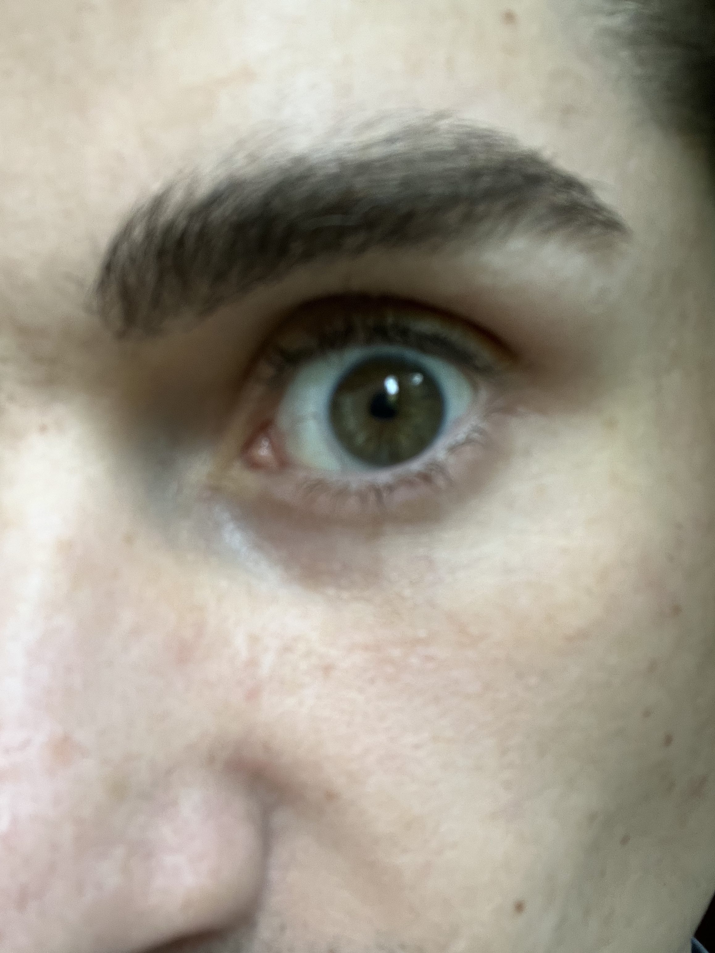 Uma selfie de close-up do olho de alguém.
