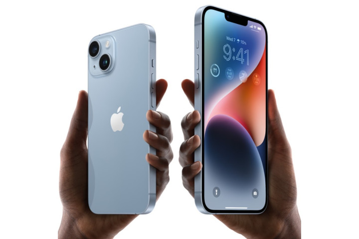 IPhone 14 Pro dengan warna biru di tangan, menunjukkan tampilan belakang dan depan.