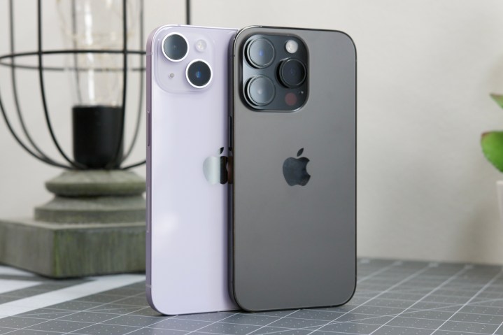 L'iPhone 14 Pro et l'iPhone 14.