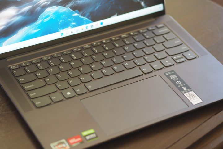 Lenovo Slim 7 Pro X vista dall'alto verso il basso che mostra tastiera e touchpad.