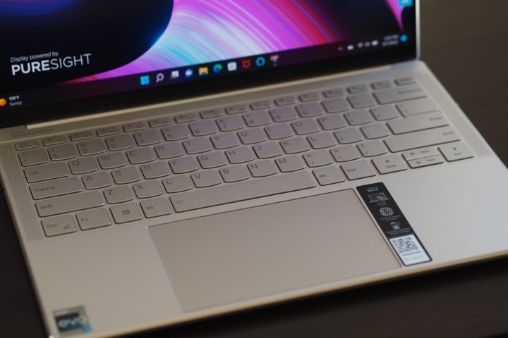 Lenovo Slim 9i Draufsicht mit Tastatur und Touchpad.