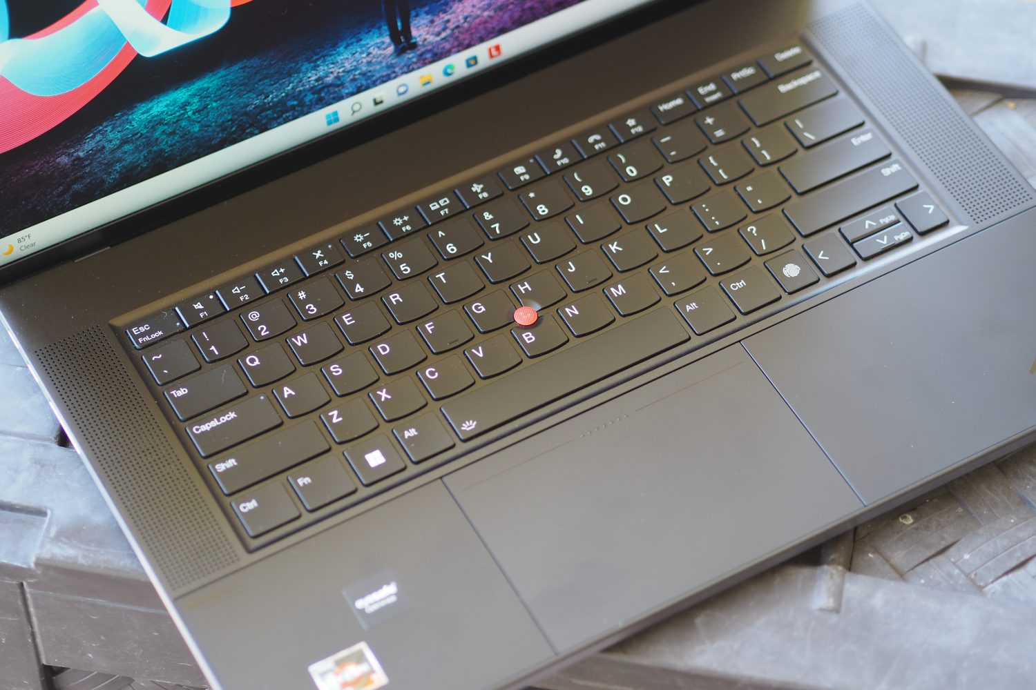 Vista de cima para baixo do Lenovo ThinkPad Z16 mostrando o teclado e o touchpad.