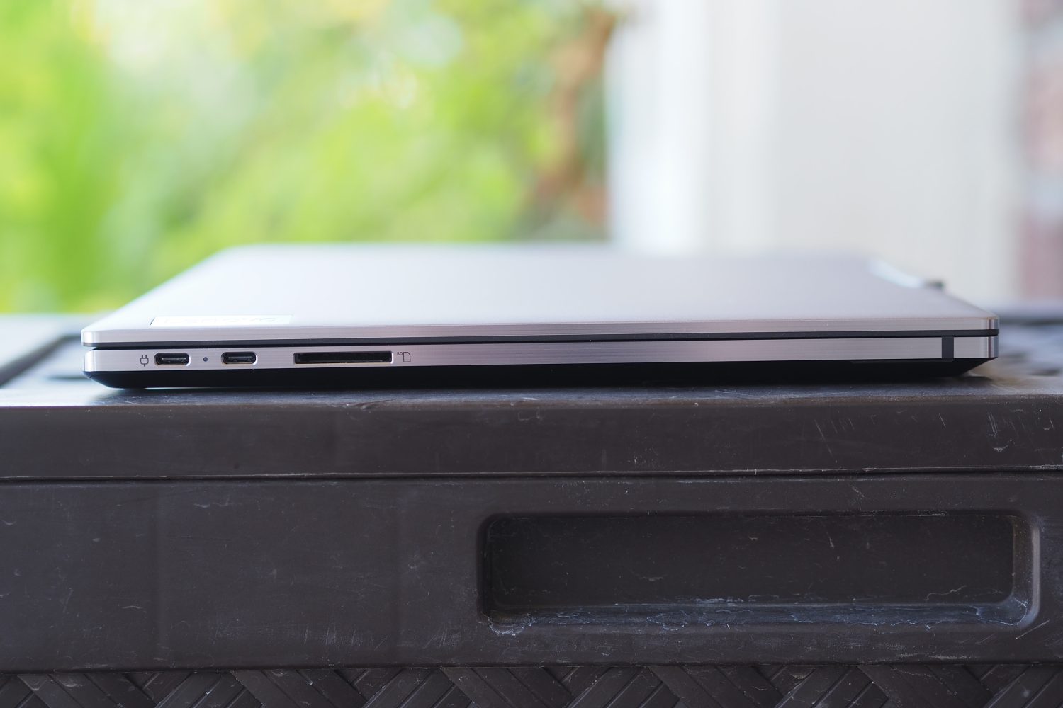 Vista do lado esquerdo do Lenovo ThinkPad Z16 mostrando as portas.