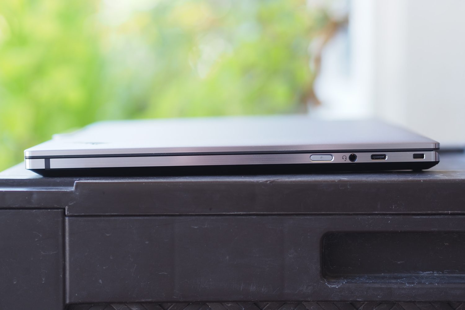 Vista lateral direita do Lenovo ThinkPad Z16 mostrando as portas.