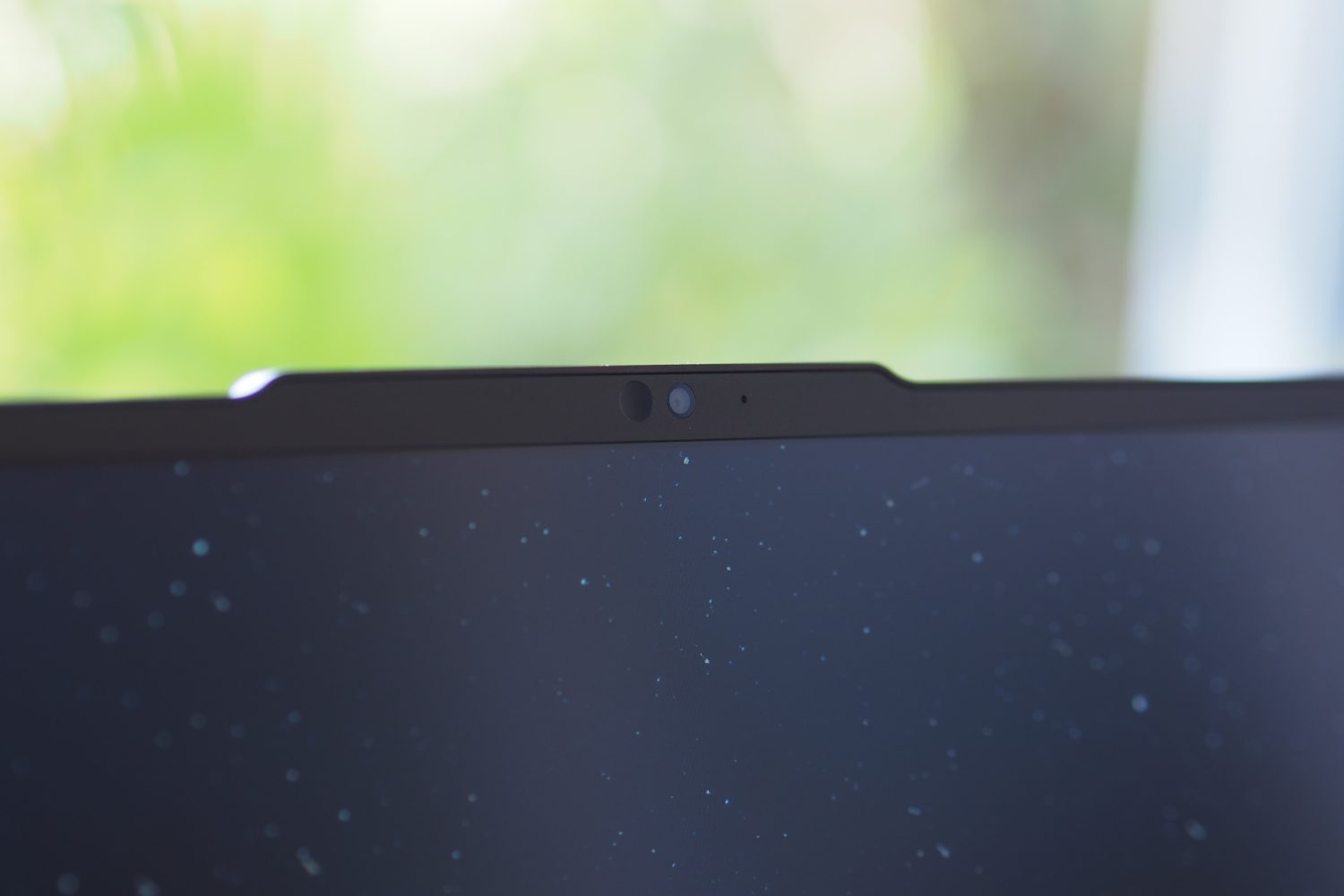 Vista frontal do Lenovo ThinkPad Z16 mostrando a webcam.