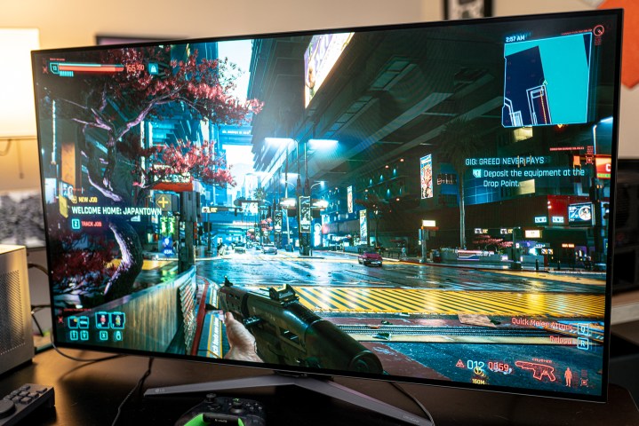 Cyberpunk 2077 no monitor OLED UltraGear de 48 polegadas.