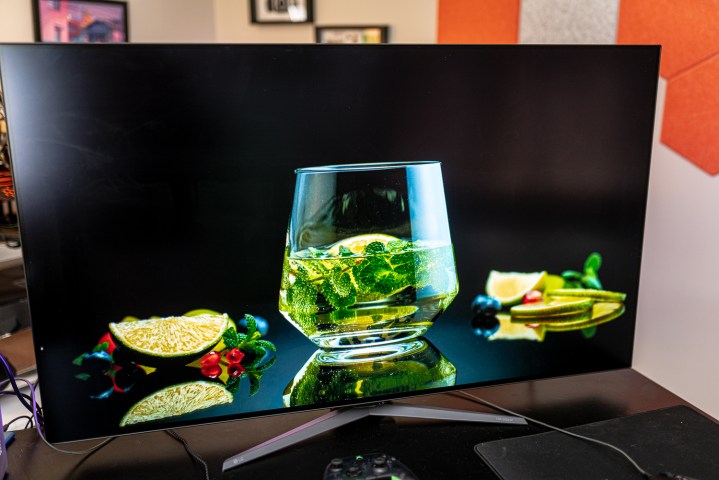 Un fermo immagine da un video di una tazza d'acqua con menta circondata da frutta tagliata sull'OLED UltraGear da 48 pollici.