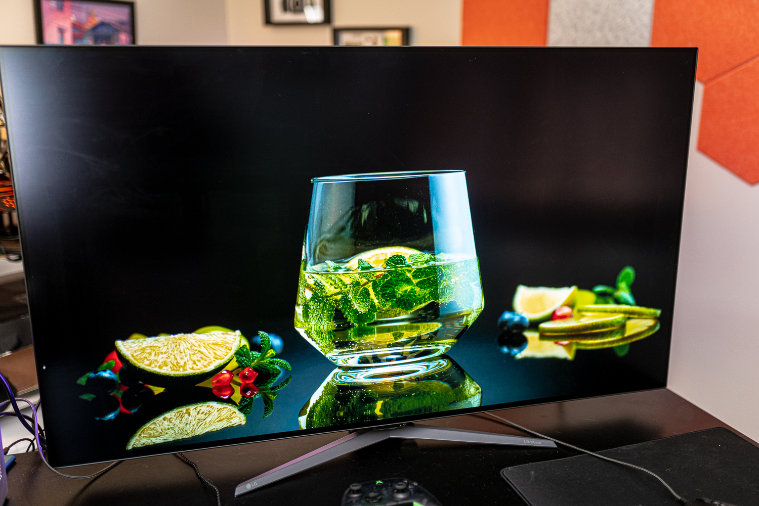 UltraGear 48-इंच OLED पर कटे हुए फलों से घिरे पुदीने के साथ एक कप पानी के वीडियो से अभी भी।