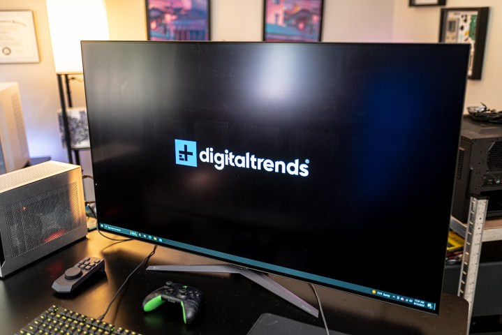 Le logo Digital Trends sur le moniteur OLED UltraGear de 48 pouces.