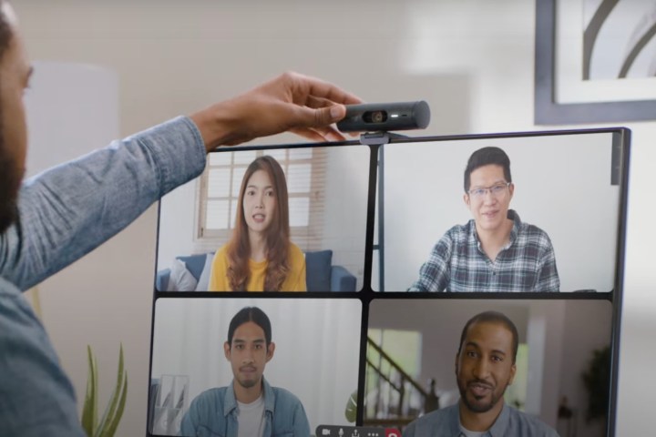 Die Logitech Brio 500-Webcam auf einem Monitor.