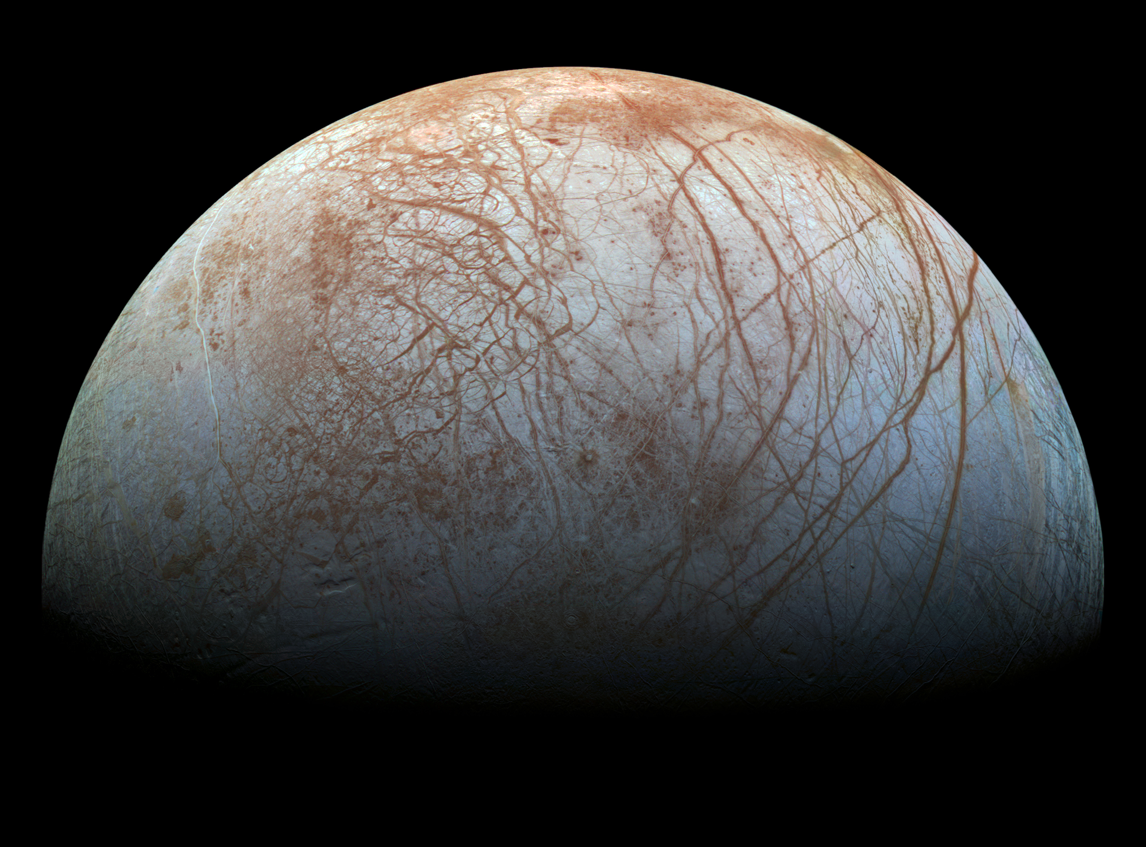 Die Oberfläche des Jupitermondes Europa, wo vermutlich ein flüssiger Ozean unter einer Eiskruste lauert. 