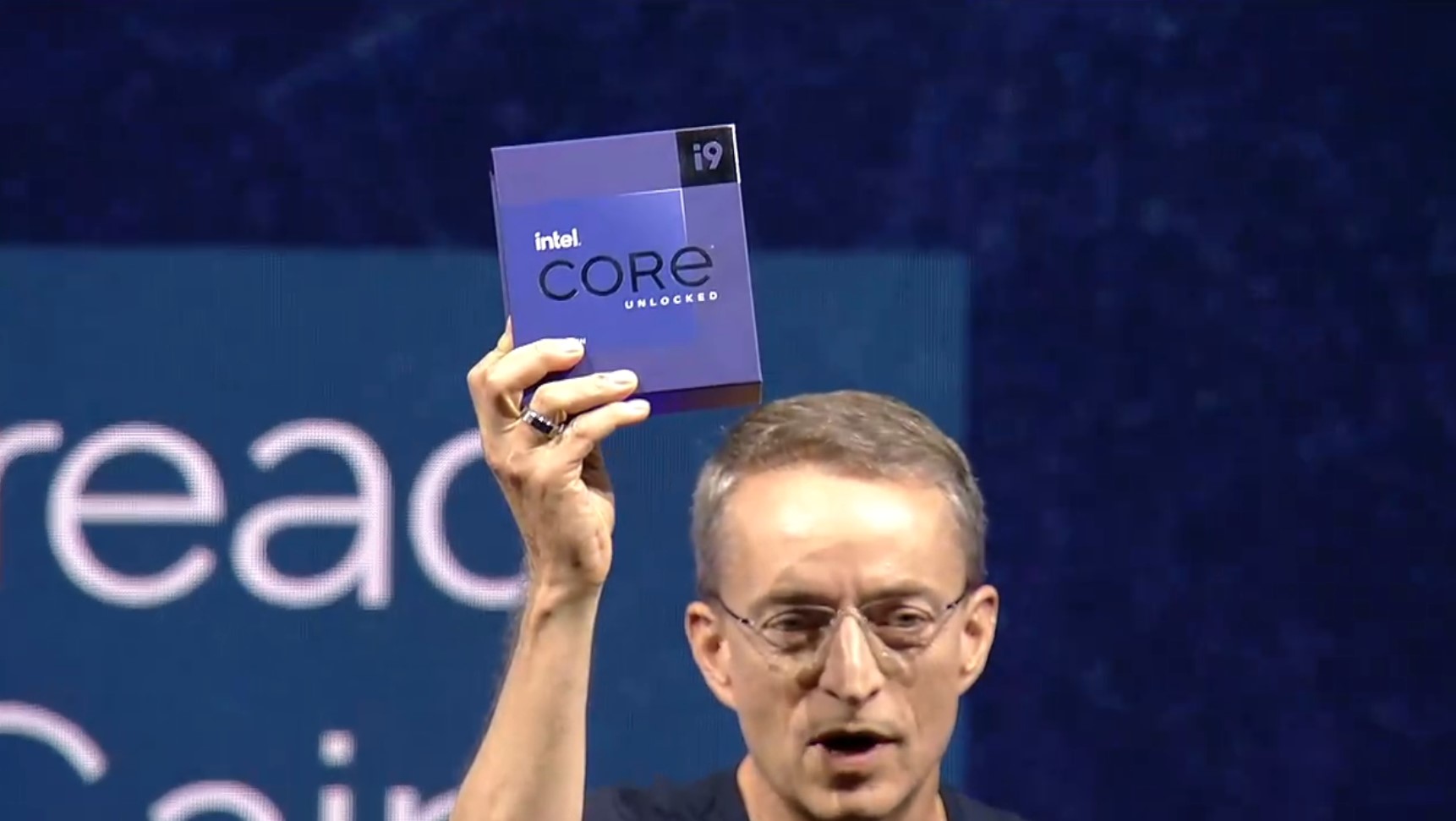 Intels CEO hält einen Raptor-Lake-Prozessor in der Hand.