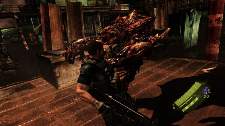 Chris Redfield soca um zumbi mutante em Resident Evil 6.