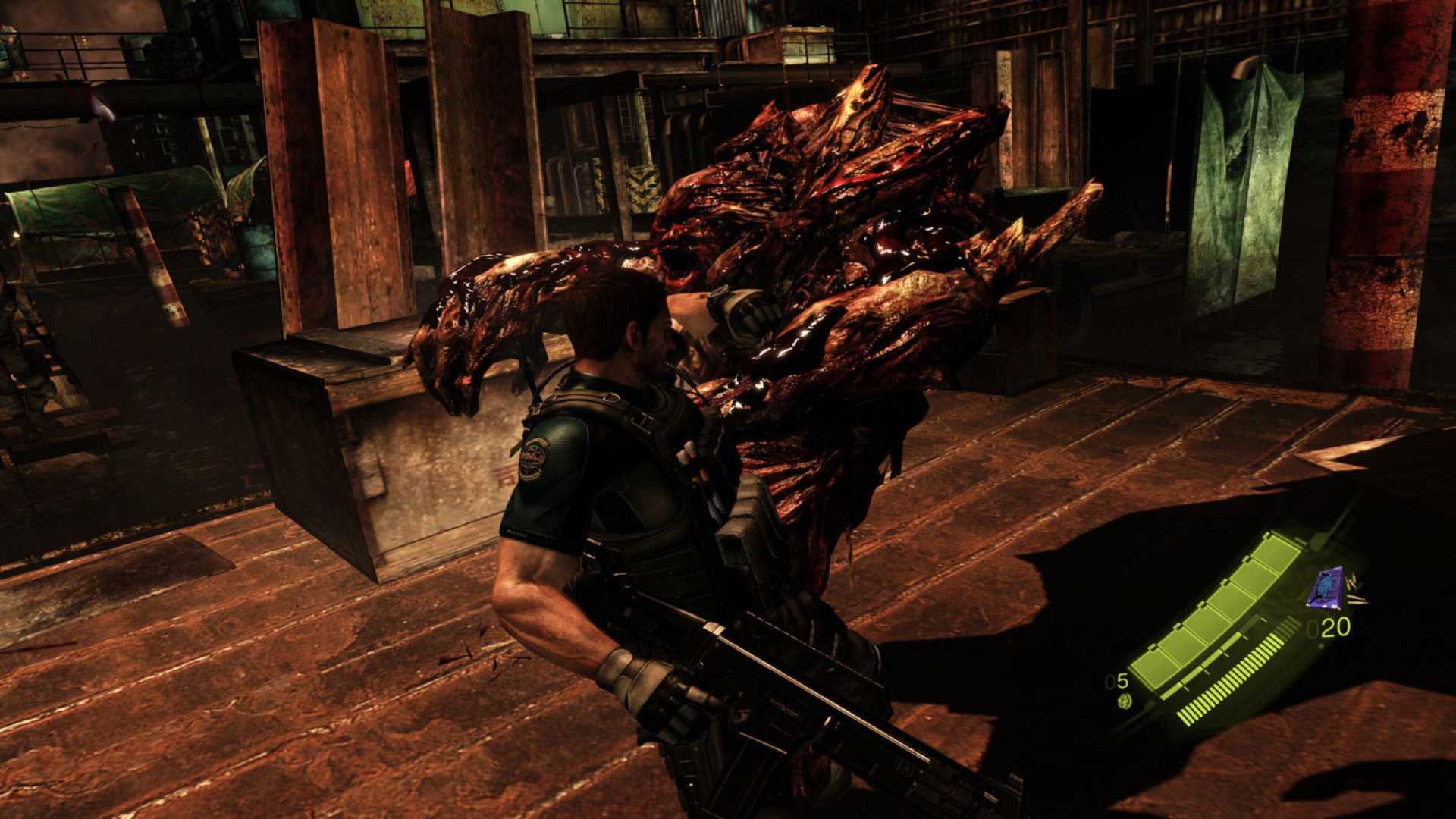 Chris Redfield schlägt in Resident Evil 6 einen mutierten Zombie.