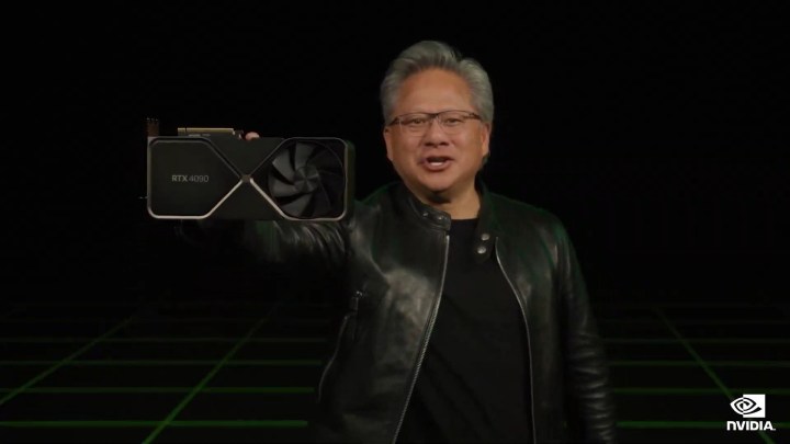 Nvidia-CEO mit der RTX 4090-Grafikkarte.