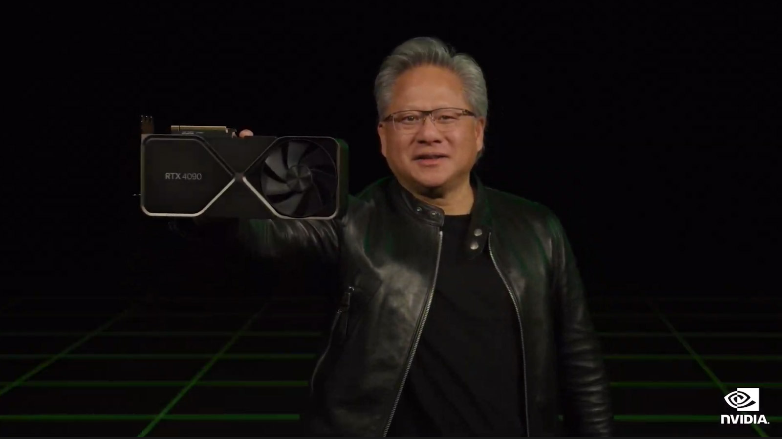 Nvidia-CEO Jensen Huang mit einer RTX 4090-Grafikkarte.