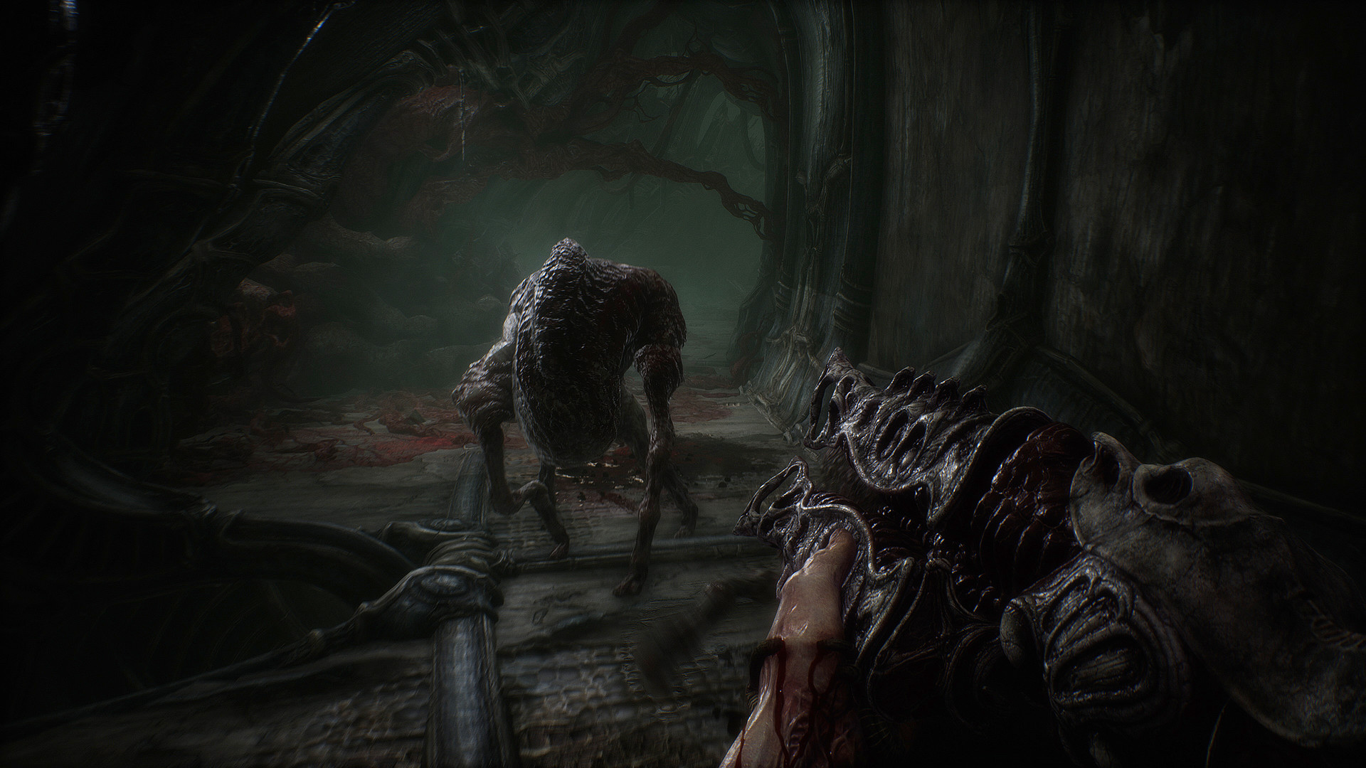 Un personaje apunta con un rifle carnoso a una criatura en Scorn.