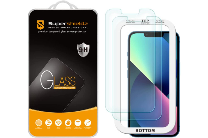 محافظ صفحه نمایش شیشه ای Supershieldz که روی صفحه نمایش آیفون 14 قرار می گیرد، همراه با بسته بندی خرده فروشی نارنجی و مشکی.