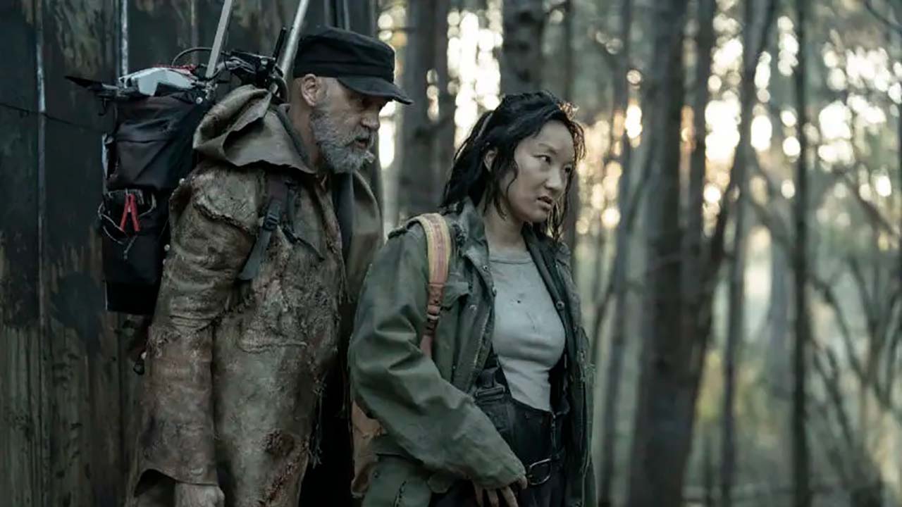 Dr. Everett und Amy stehen draußen in einer Szene aus Tales of the Walking Dead.
