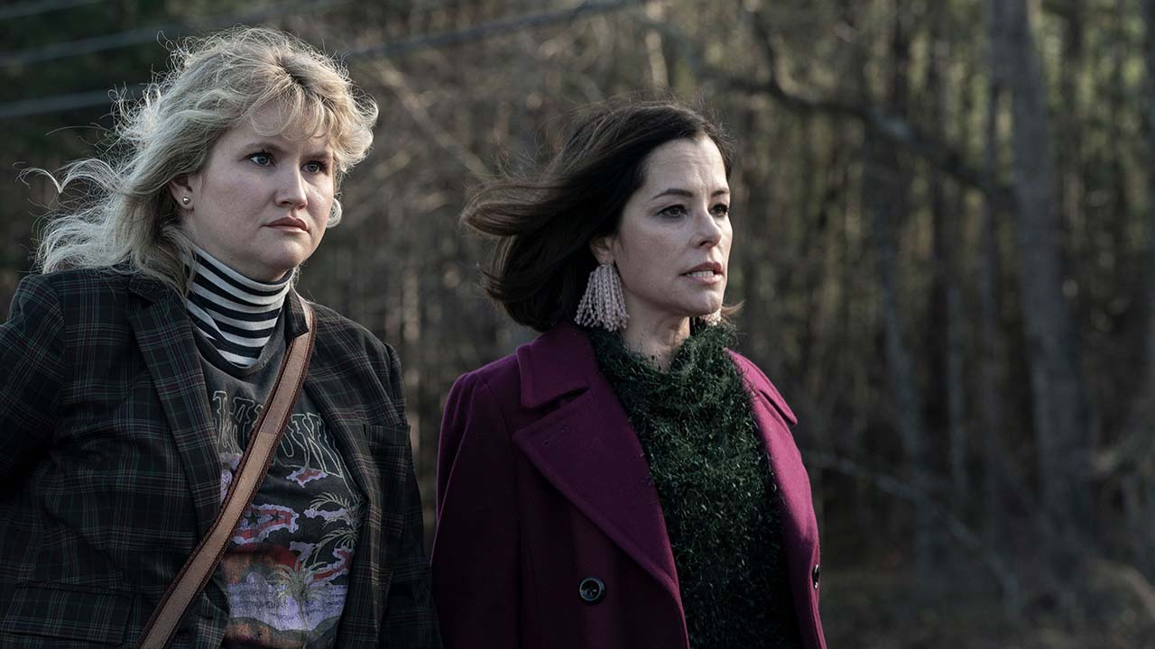 Gina und Blaire stehen in einer Szene aus Tales of the Walking Dead draußen zusammen.