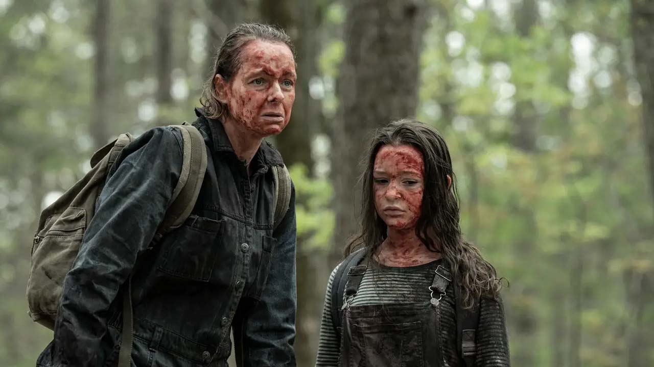 Alpha/Dee e Lydia cobertas de sangue em uma cena de Tales of the Walking Dead.