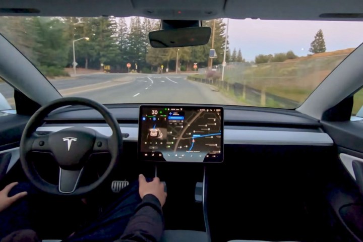 Beta del FSD de Tesla en un coche.
