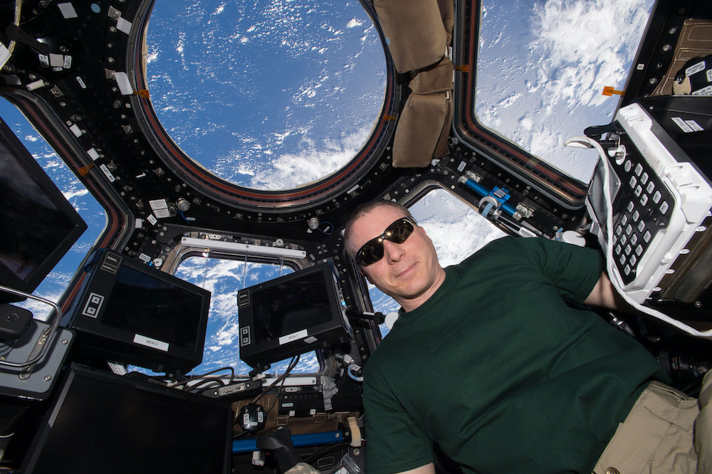 O astronauta aposentado da NASA Terry Virts dentro do módulo Cúpula da estação espacial.