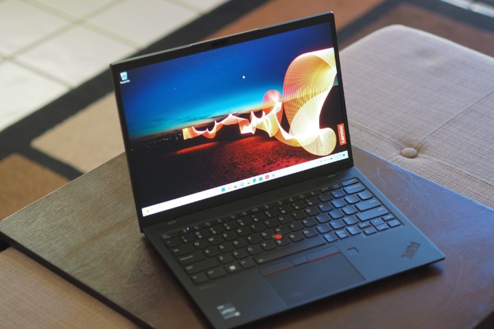 ThinkPad X1 Nano Gen 2 روی میز باز است.