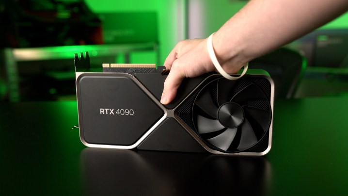एक हाथ में RTX 4090 GPU है।