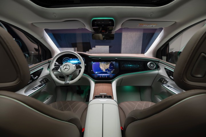 Interior del SUV Mercedes-Benz EQE 2023.