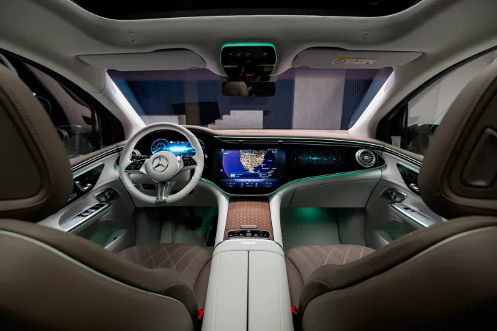 Interior del SUV Mercedes-Benz EQE 2023.