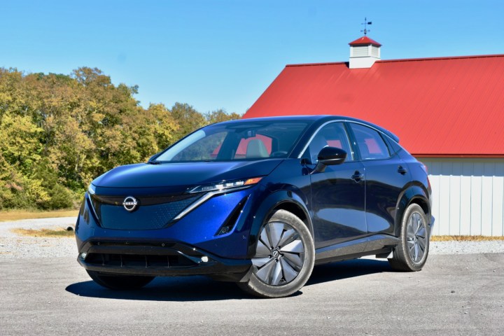 Вид Nissan Ariya в три четверти спереди в 2023 году.