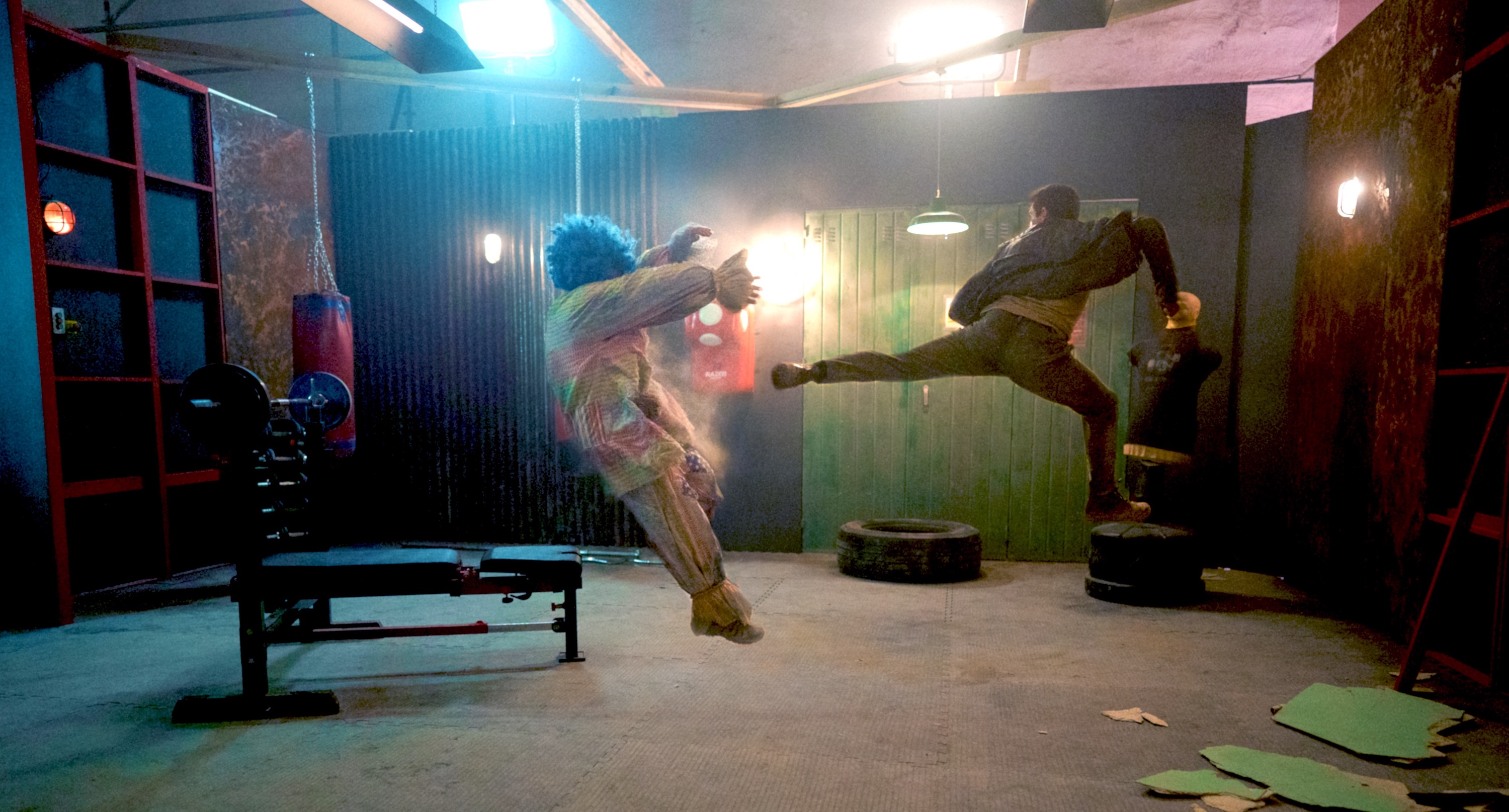 Um palhaço é lançado no ar com um chute durante uma cena de luta em Accident Man: Hitman's Holiday
