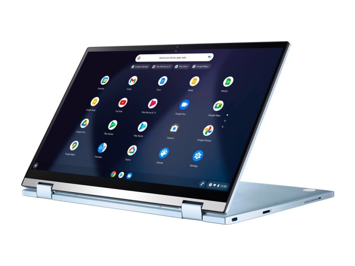 El Chromebook ASUS Flip C433 en azul sobre un fondo blanco.