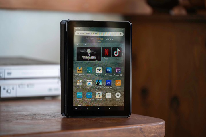 Amazon Fire HD 8 Plus (2022) en uso sobre una mesa.