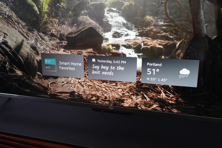 Tre widget visualizzati sullo schermo della modalità artistica di Amazon Fire TV Omni QLED TV.