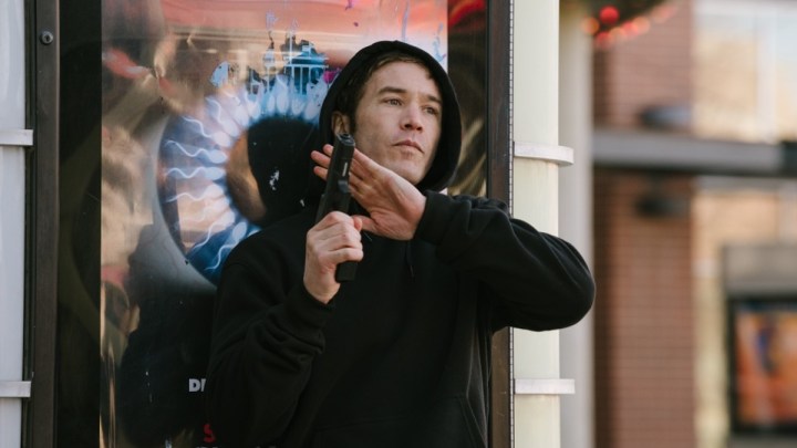 Tom Pelphrey sostiene un arma en una escena de American Murderer.