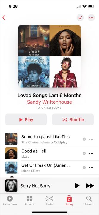 Spielen Sie eine Smart Playlist in der Musik-App auf dem iPhone ab.