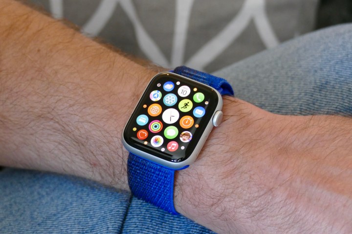 The app grid view on the Apple Watch SE 2.