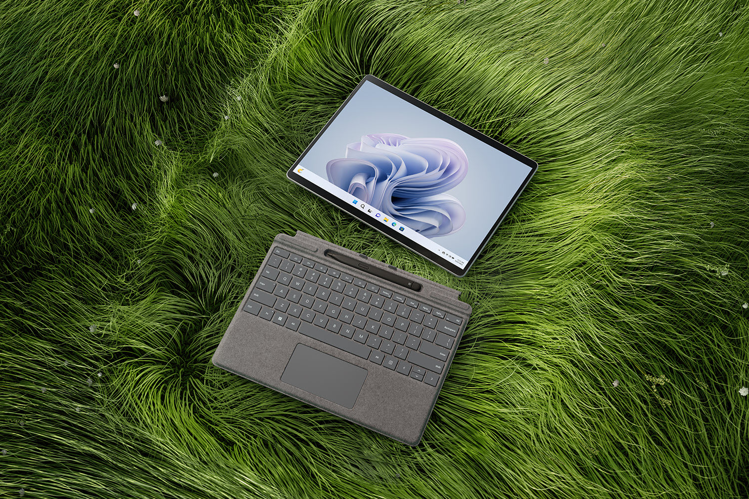 Microsoft Surface Pro 9 de arriba hacia abajo mostrando la tableta y la funda con teclado.