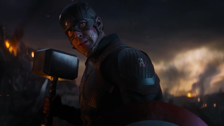 Capitão América empunhando o Mjolnir em "Vingadores: Ultimato".