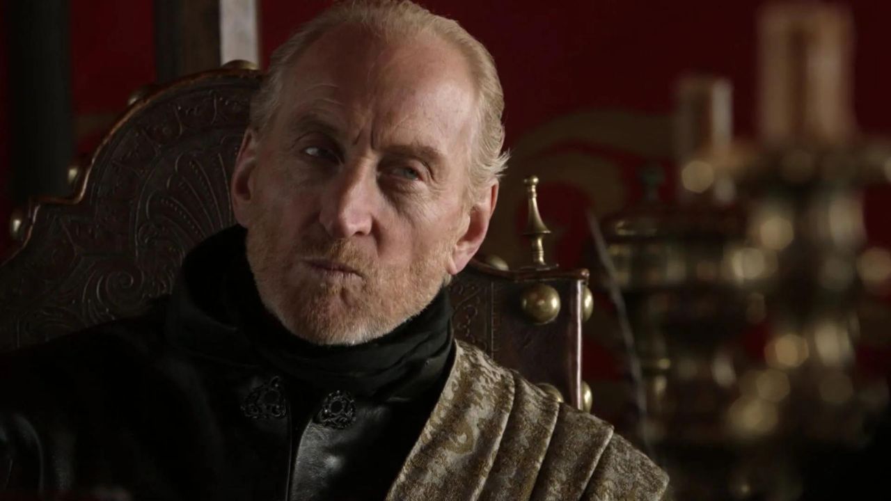 Tywin Lannister franzindo os lábios em aborrecimento em Game of Thrones.