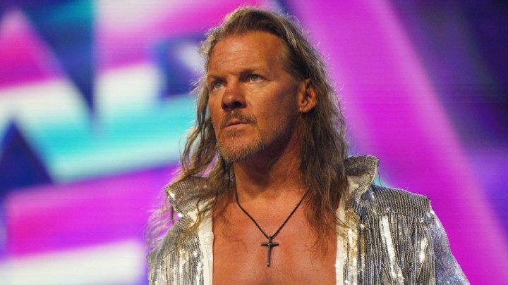 Chris Jericho mira fijamente a alguien de AEW Dynamite.