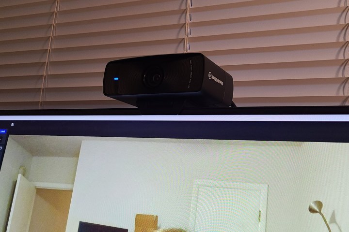O Elgato Facecam Pro em um monitor.