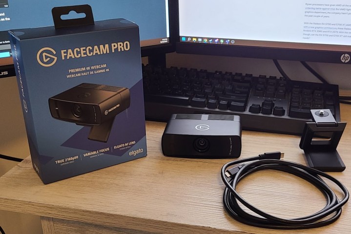 A embalagem e o conteúdo do Elgato Facecam Pro.